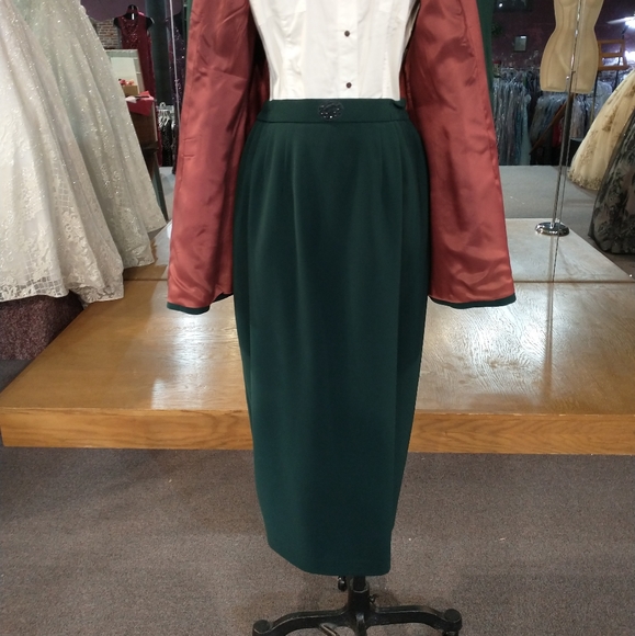 Formal skirt suit - Picture 4 of 9
